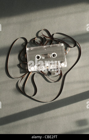 Nastro audio cassette con sottratta nastro. Vecchia cassetta rotto Foto Stock