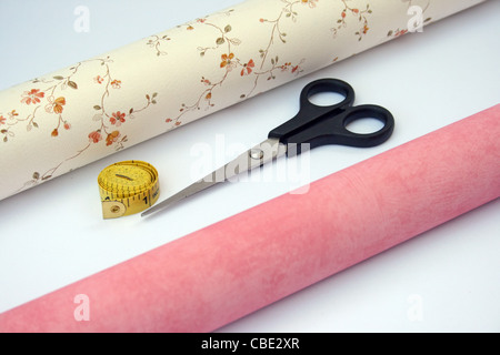 Rotoli di carta da parati e strumenti Foto Stock