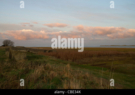 Sunset over Lindisfarne Foto Stock