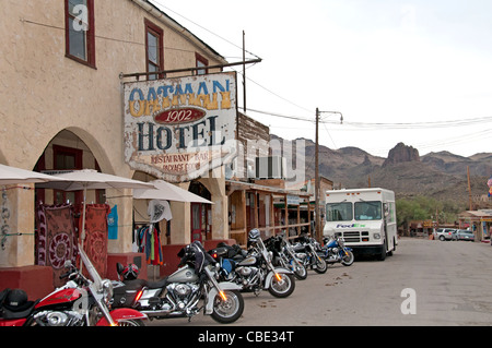 Oatman Arizona Route 66 città mineraria Main Street Stati Uniti National Highway American Harley Davidson Foto Stock