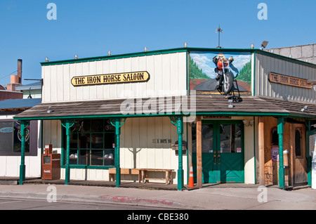 La storica Route 66 segno di traffico Autostrada nazionale in Arizona American Iron Horse Saloon Foto Stock