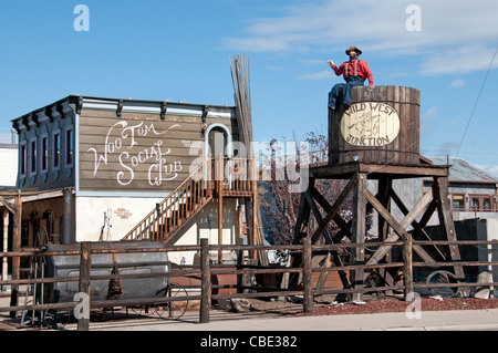 La storica Route 66 segno di traffico Autostrada nazionale in Arizona American Wild West Cowboy Foto Stock