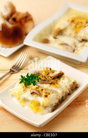 Cannelloni con pioppo nero funghi. Ricetta disponibile. Foto Stock