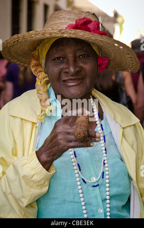 Donna cubana di fumare un sigaro di grandi dimensioni La Habana Vieja La Habana Cuba Foto Stock