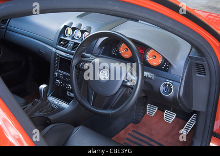 Il volante e il cruscotto con il tachimetro in cabina di una fine del modello di Australian Holden Commodore VE Foto Stock