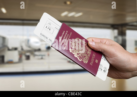 Il check-in per un volo all'aeroporto Foto Stock