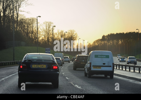 Il sole basso in serata rende Rush Hour pericolosi per i driver sul M77 Autostrada in Glasgow. Foto Stock