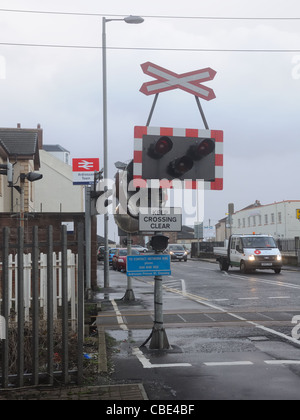 Passaggio a livello e segno di Ardrossan Foto Stock