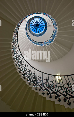 Visualizzare fino Tulip scalinata a spirale di Inigo Jones in grado 1 nella lista UNESCO World Heritage Site Greenwich Londra Inghilterra Foto Stock