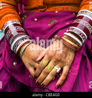 Un indiano Punjabi sposa che mostra la sua mano decorazioni. Foto Stock