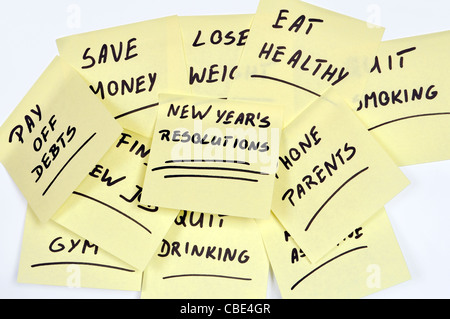 Ci sono un sacco di buoni propositi per l'anno nuovo giallo su pezzi di carta, post it, Foto Stock