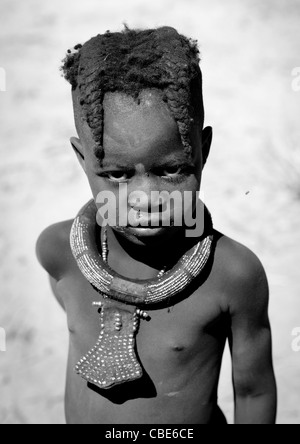 Muhimba Ragazza con collana tradizionale villaggio di Elola, Angola Foto Stock