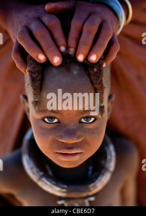 Muhimba Ragazza con collana, villaggio di Elola, Angola Foto Stock