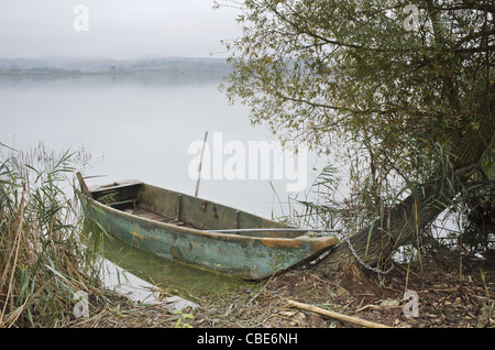 Piccola barca da pesca sulle sponde del lago di Chiusi, Toscana, Italia. Foto Stock