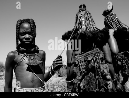 Muhimba ragazza con una donna s treccia, villaggio di Elola, Angola Foto Stock