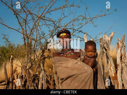 Mucawana donna con il suo bambino in braccio, villaggio di Mahine, Angola Foto Stock