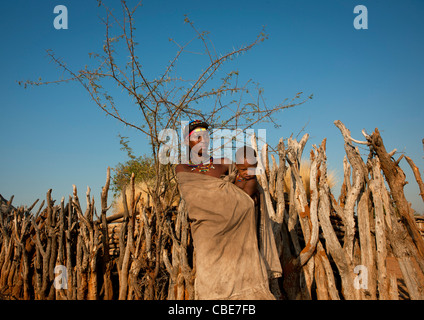 Mucawana donna con il suo bambino in braccio, villaggio di Mahine, Angola Foto Stock