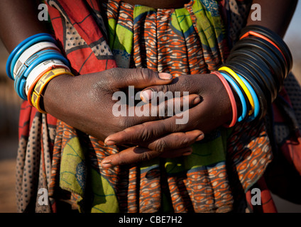 Donna Mucawana S bracciali, villaggio di Mahine, Angola Foto Stock