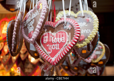 A forma di cuore i cookie in vendita presso il Mercato di Natale, conosciuto localmente come il Christkindlmarkt, a Vienna, Austria. Foto Stock