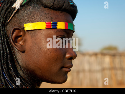 Ragazza Mucawana indossando un fronte ornamento, villaggio di Mahine, Angola Foto Stock