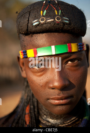 Ragazza Mucawana indossando un fronte ornamento, villaggio di Mahine, Angola Foto Stock