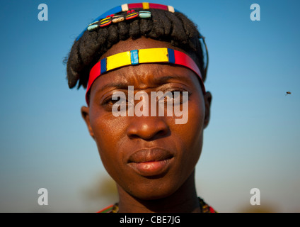 Mucawana donna che indossa un fronte ornamento, villaggio di Mahine, Angola Foto Stock