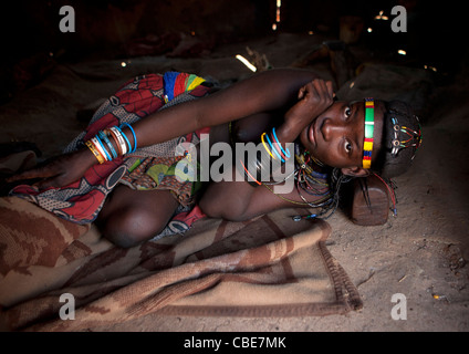 Ragazza Mucawana posa su un poggiatesta, il villaggio di Mahine, Angola Foto Stock