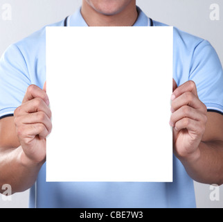 Un uomo con carta bianca Foto Stock