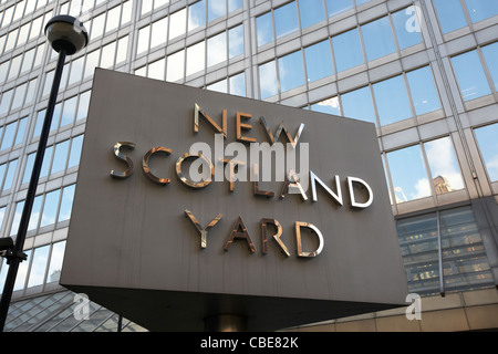 La Metropolitan Police headquarters New Scotland Yard Londra Inghilterra Regno Unito Regno Unito Foto Stock