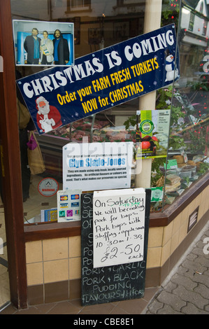 Segnaletica di Natale al di fuori di macellerie locali shop on high street a Kington Herefordshire England Regno Unito Foto Stock