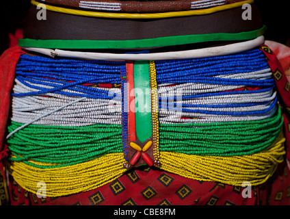 Cinghia bordata di una donna Mucawana, villaggio di Soba, Angola Foto Stock