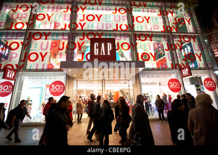 Gap store su oxford street per lo shopping di natale a Londra England Regno Unito Regno Unito Foto Stock