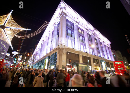 Dal grande magazzino Selfridges di Oxford street per lo shopping di natale a Londra England Regno Unito Regno Unito Foto Stock