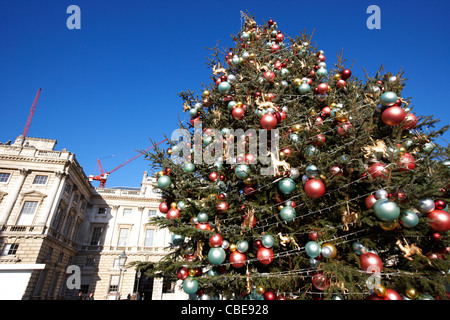 Esterno di grande albero di natale a Somerset House Londra England Regno Unito Regno Unito Foto Stock