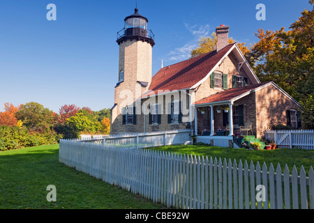 Il Fiume Bianco faro sorge su una penisola di terra che separa il lago Michigan dal lago bianco in Michigan's Muskegon County. Foto Stock