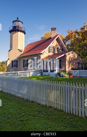 Il Fiume Bianco faro sorge su una penisola di terra che separa il lago Michigan dal lago bianco in Michigan's Muskegon County. Foto Stock