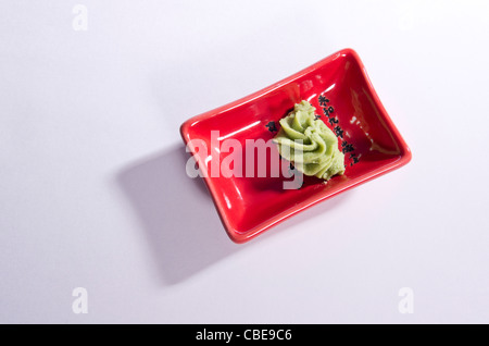 Wasabi swirl in una vaschetta di colore rosso. Foto Stock