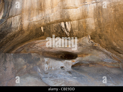 Grotta con intagli in Hulo Tchitundo Hills, Angola Foto Stock