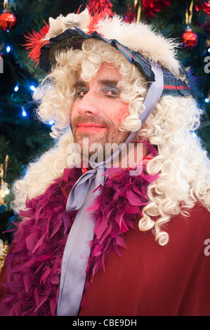 Uomo vestito da donna Foto Stock