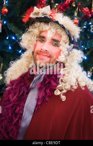 Uomo vestito da donna Foto Stock