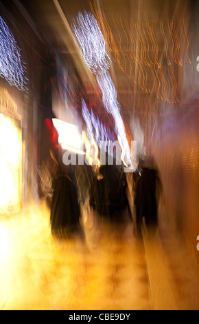 Figure sfocate in piazza San Marco a Venezia il Carnevale di Venezia Italia Foto Stock