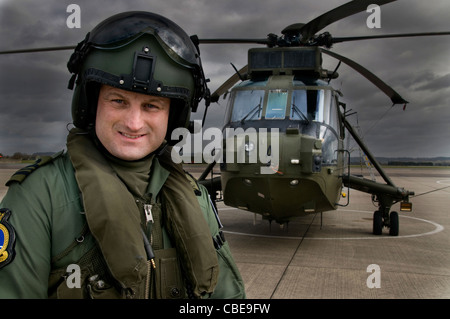 La Royal Navy pilota di un 'junglie' Seaking 4 elicottero Foto Stock