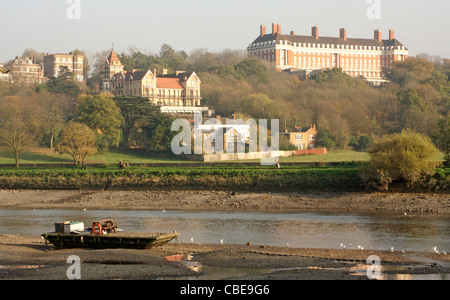 La bassa marea lungo il fiume Tamigi a Richmond upon Thames, a ovest di Londra - Inghilterra Foto Stock