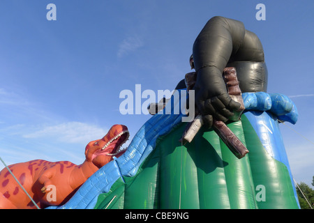 Animale gonfiabile a tema diapositiva bounce impostato per i divertimenti per i bambini a una fiera Foto Stock