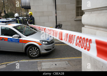 Vigili del fuoco e polizia metropolitana di squadra con auto della polizia cordone interno non cross Nastro di avvertenza incidente a Londra Inghilterra Foto Stock