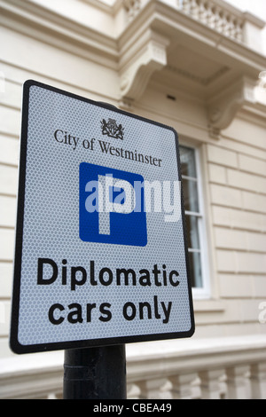 City of Westminster auto diplomatiche solo lo spazio di parcheggio in Londra England Regno Unito Regno Unito Foto Stock