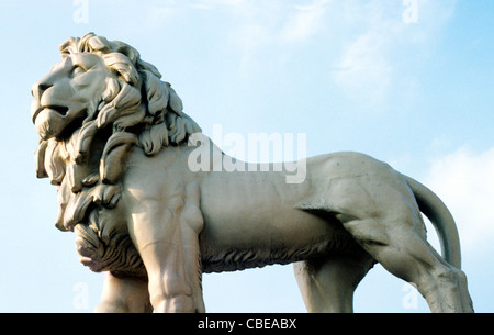 Leone di pietra Coade, Westminster Bridge, Londra, Albert Embankment Inghilterra Inglese Regno Unito scultura sculture Lions Foto Stock