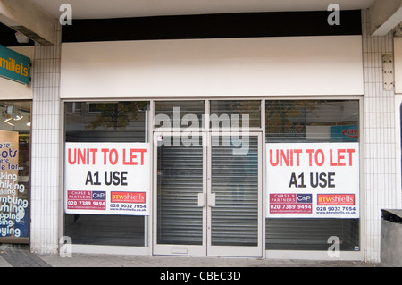 Vuoto negozi shop highstreet su high street strade highstreets unità del regno unito per far firmare firmare il locatore landlords vacante uk chiudere o Foto Stock