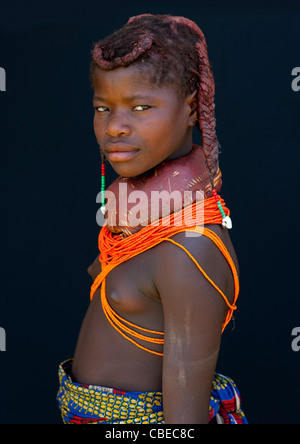 Mwila ragazza con il tradizionale fango Vikeka collana, Angola Foto Stock