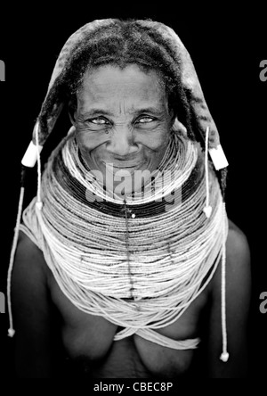 Vecchia donna Mwila con il gigante Vilanda collane, Chibia Area, Angola Foto Stock